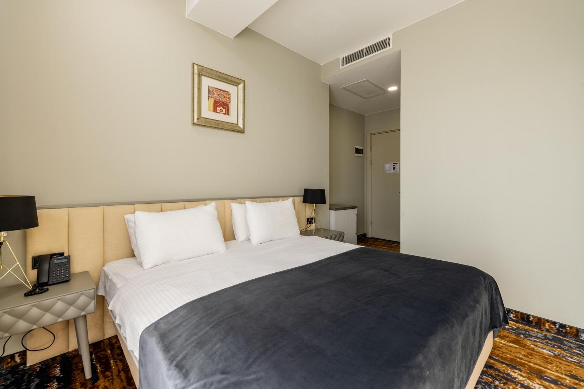Brosse Garden Hotel Tbilisi Kamer foto